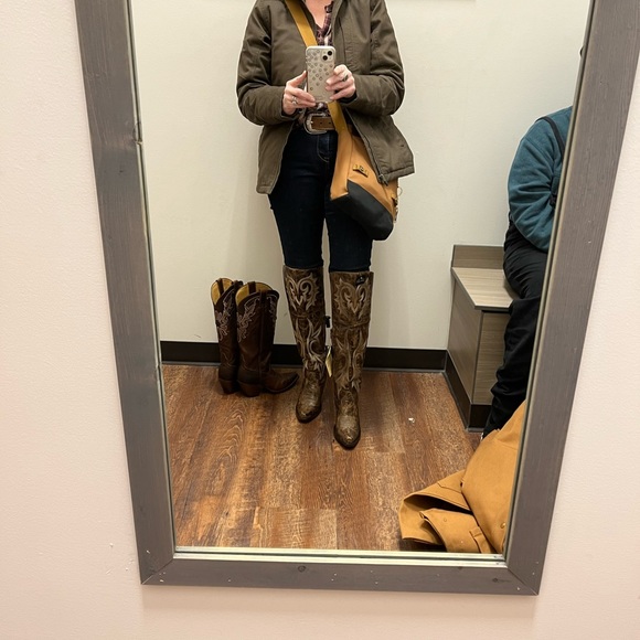 Meet your Posher, Alethia - Picture 8 of 16